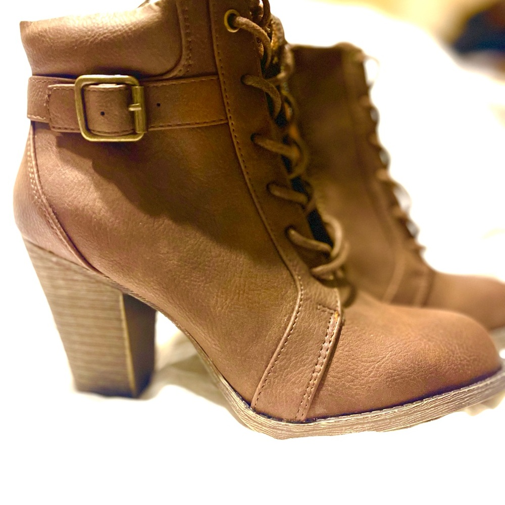 Daisy Fuentes Tan Heeled Lace-Up Boots